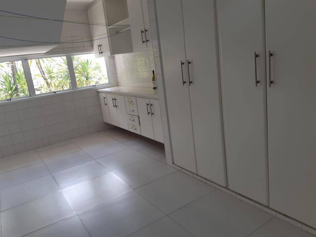 Casa para alugar com 4 quartos, 700m² - Foto 11