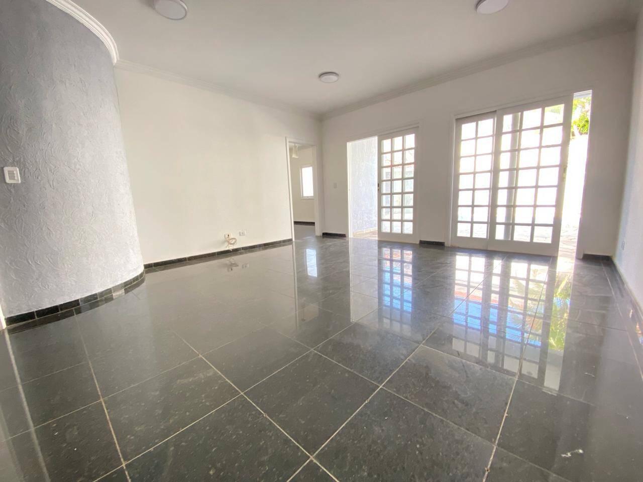 Casa para alugar com 4 quartos, 360m² - Foto 9