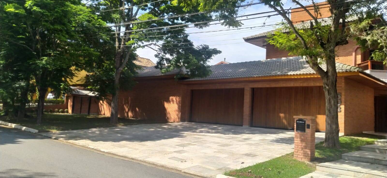 Casa para alugar com 4 quartos, 550m² - Foto 1