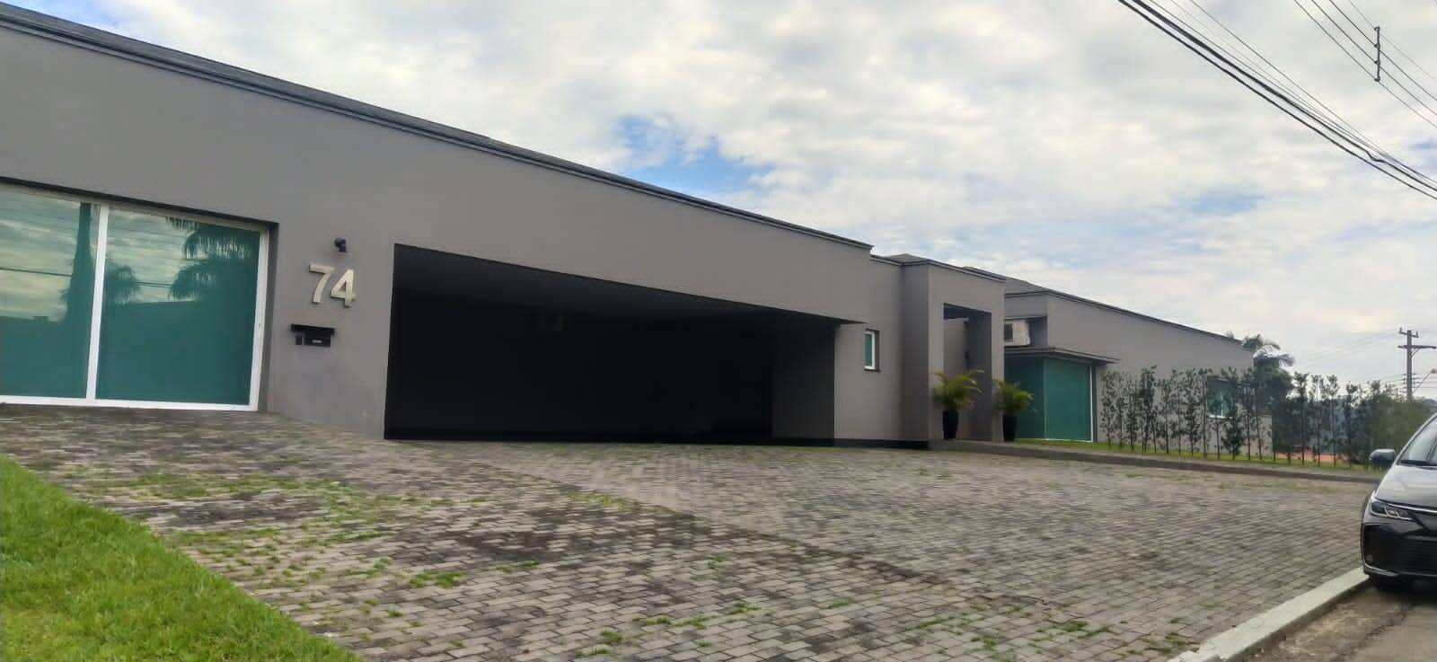 Casa para alugar com 4 quartos, 1500m² - Foto 1