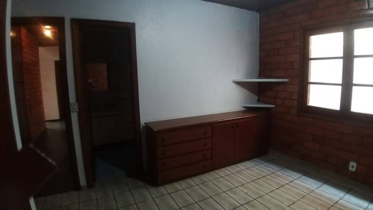 Casa para alugar com 4 quartos, 353m² - Foto 7