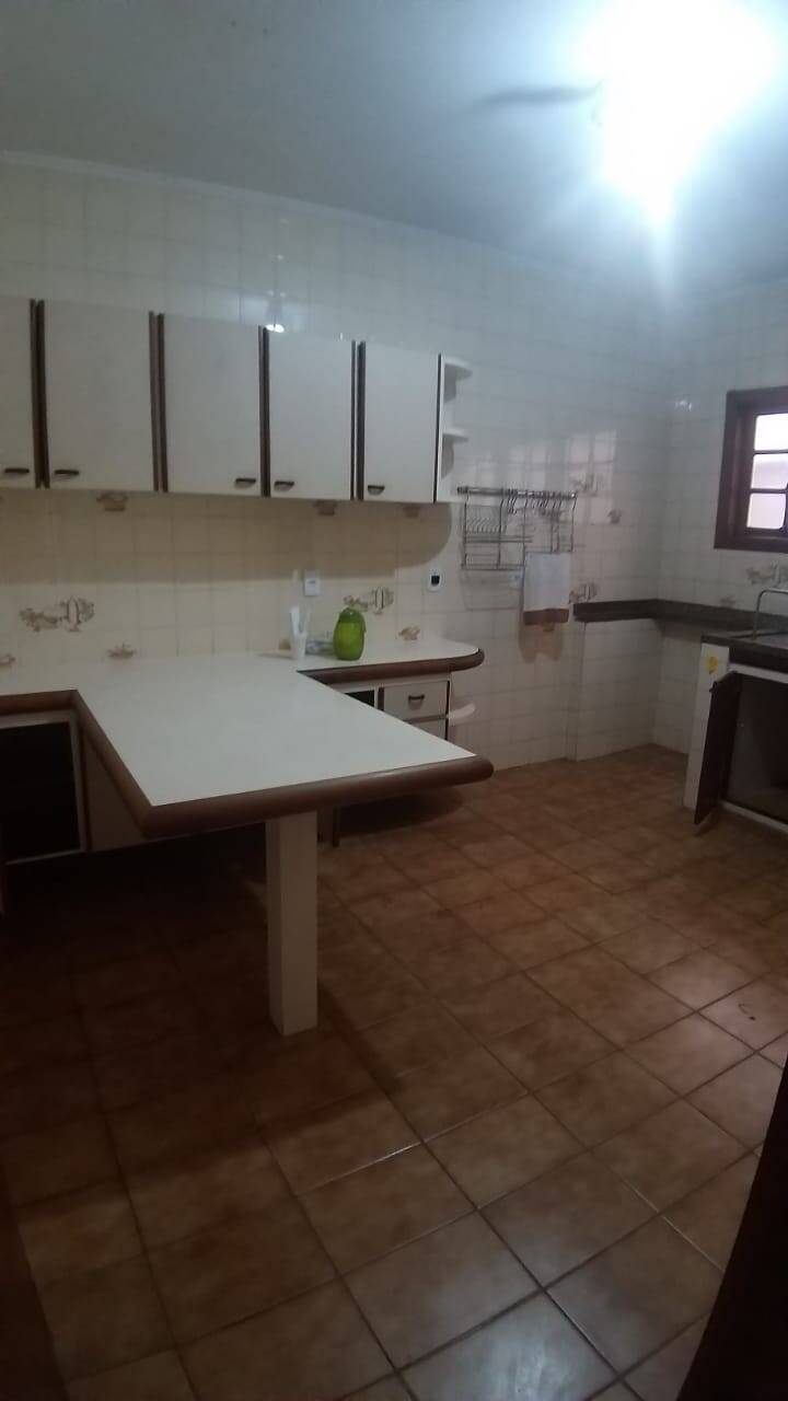 Casa para alugar com 4 quartos, 353m² - Foto 12