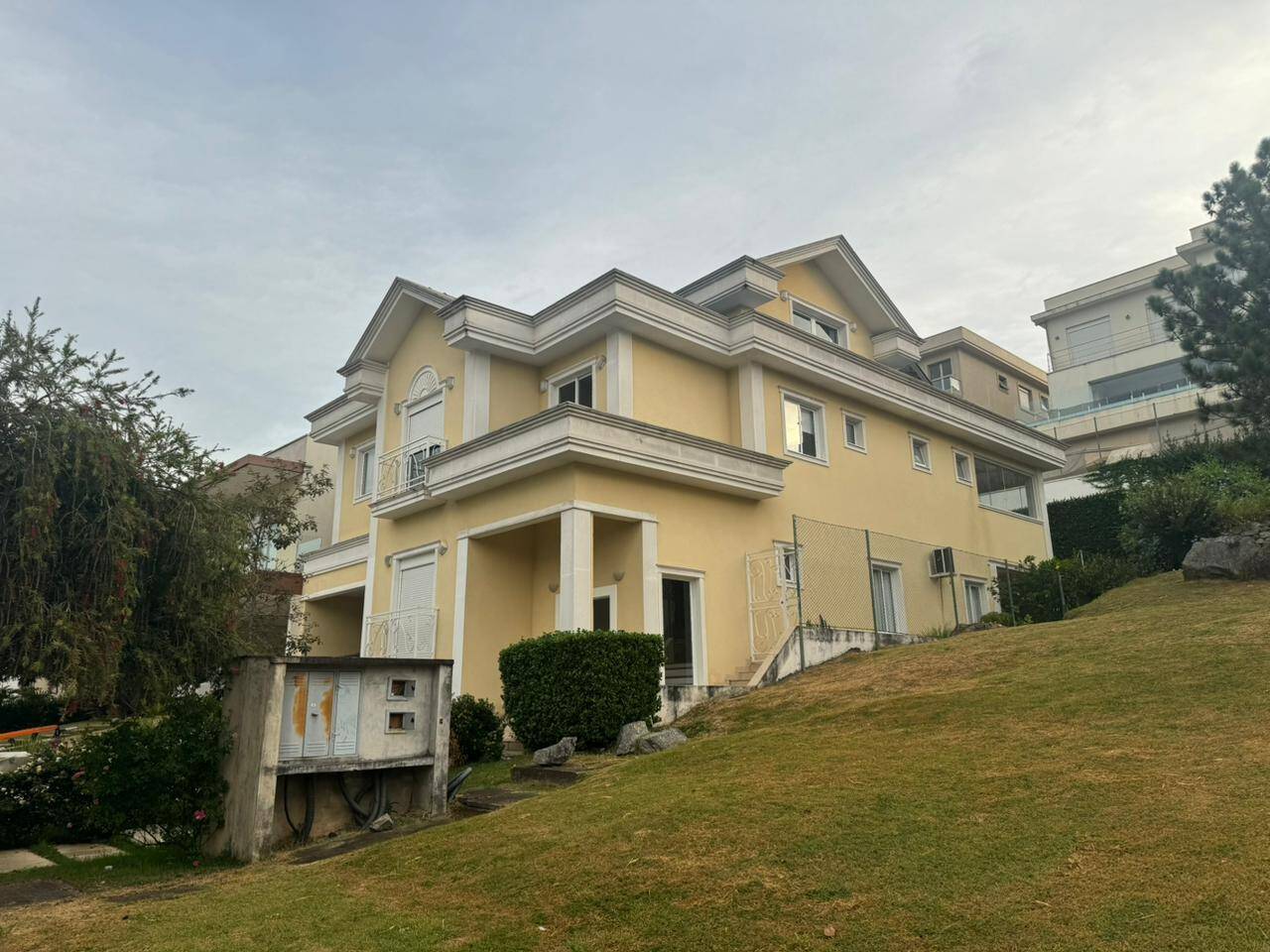 Casa à venda e aluguel com 4 quartos, 440m² - Foto 2