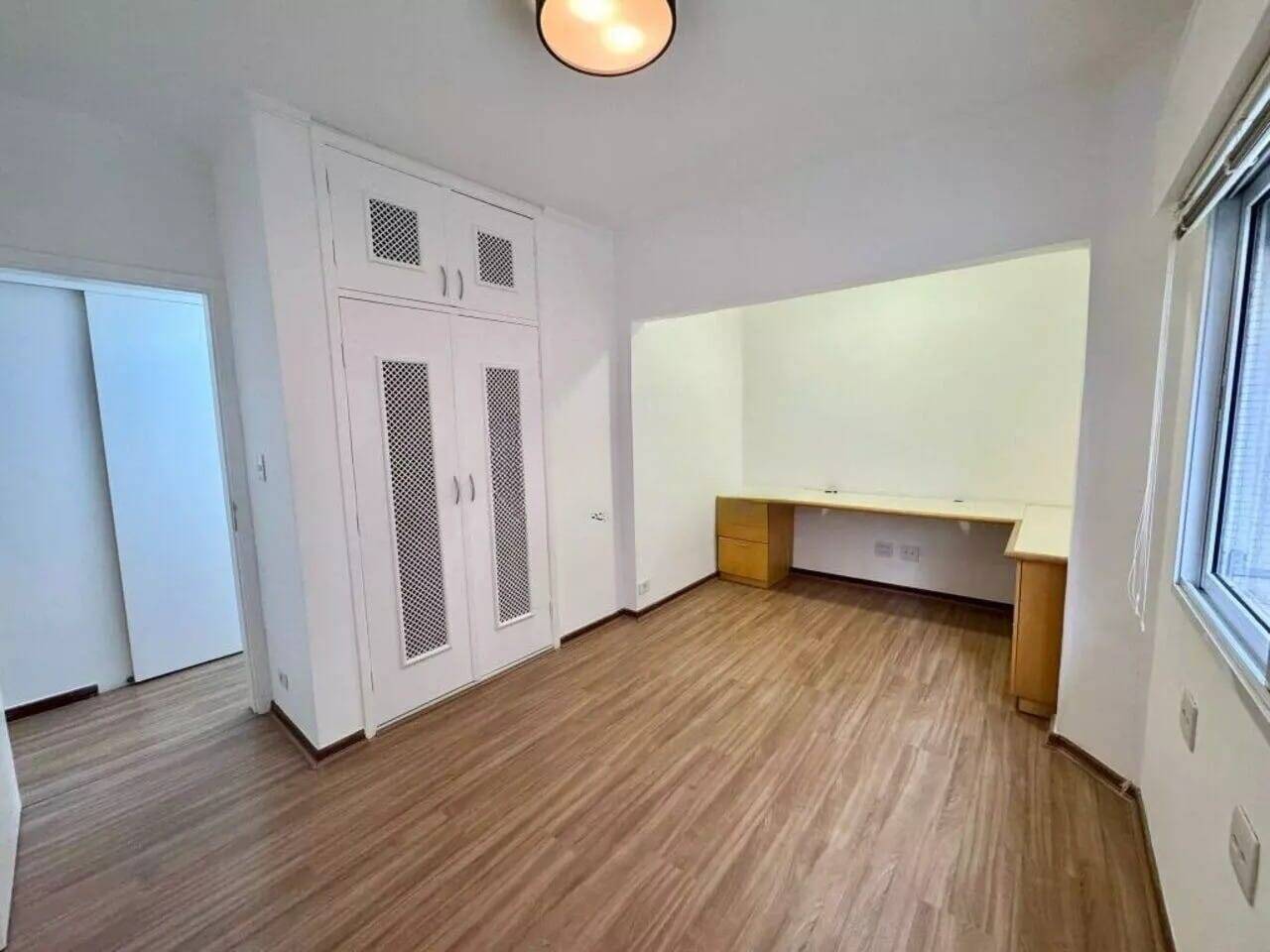 Apartamento para alugar com 3 quartos, 180m² - Foto 2