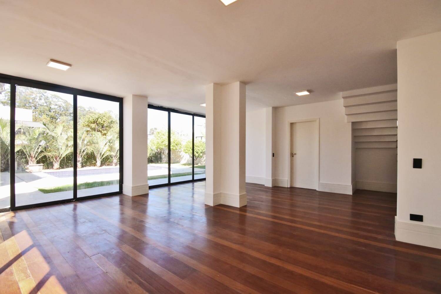 Casa à venda e aluguel com 4 quartos, 390m² - Foto 2