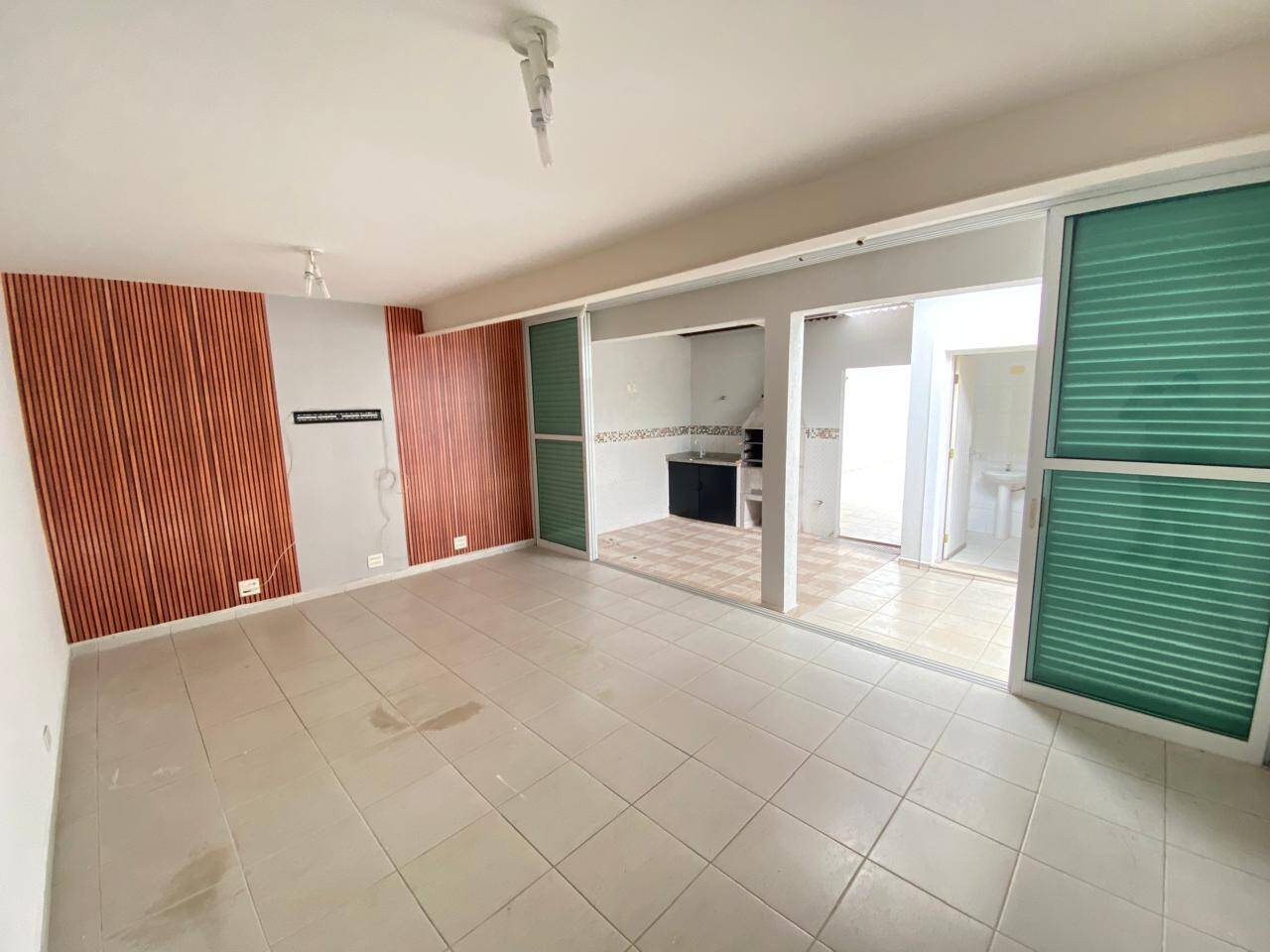 Casa à venda e aluguel com 3 quartos, 340m² - Foto 2