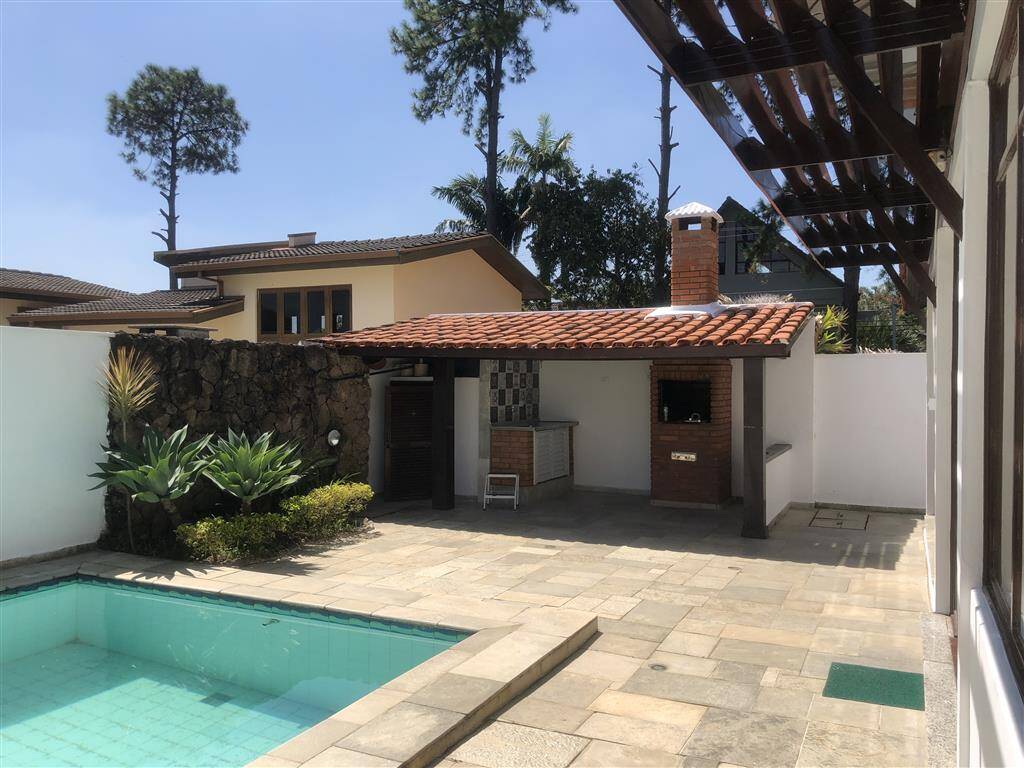 Casa para alugar com 3 quartos, 318m² - Foto 1