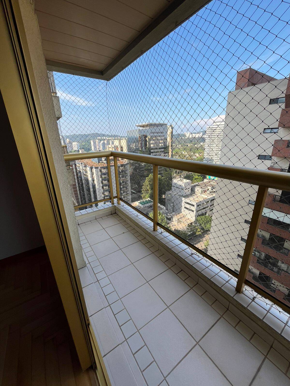 Apartamento para alugar com 3 quartos, 107m² - Foto 2